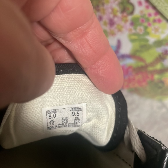 Vans Knu Skool Shoes the KnuSkool is a modern interpretation of a classic 90s - Picture 9 of 9